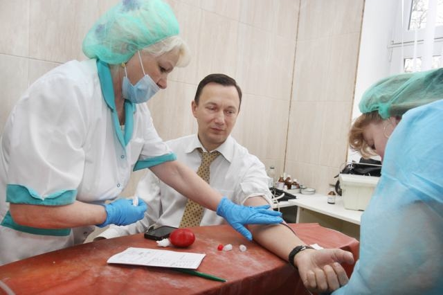 Члены правительства Калининградской области сдали 20 литров крови